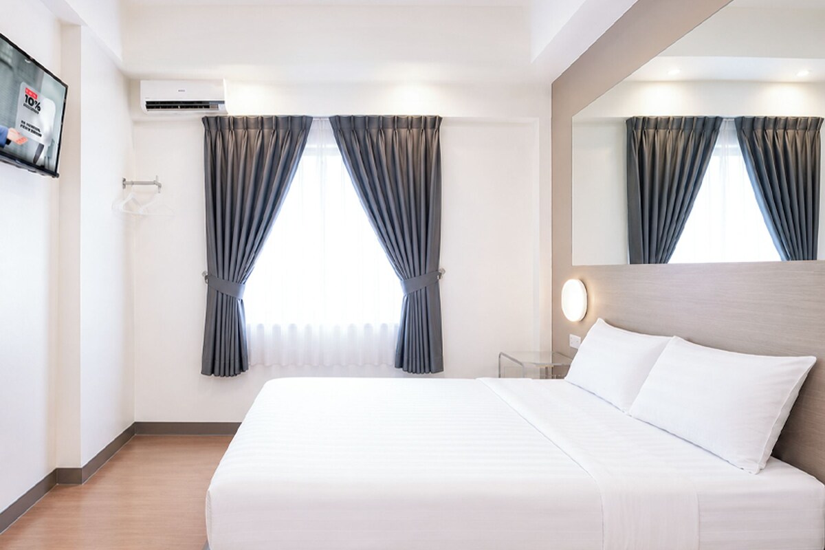 Premium bedding, in-room safe, desk, laptop workspace