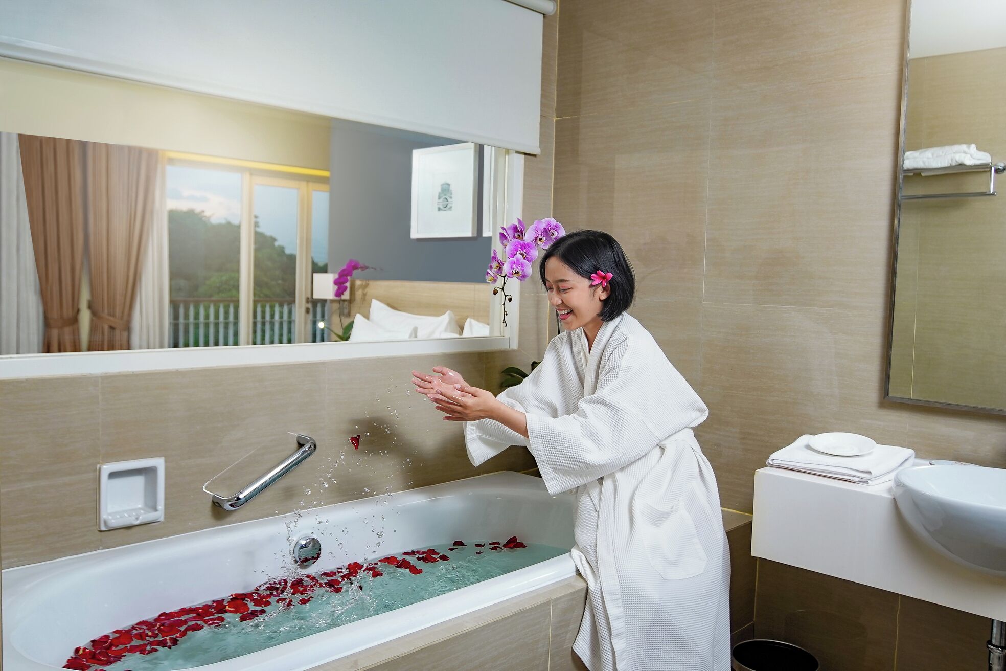 Combined shower/bathtub, free toiletries, hair dryer, bathrobes