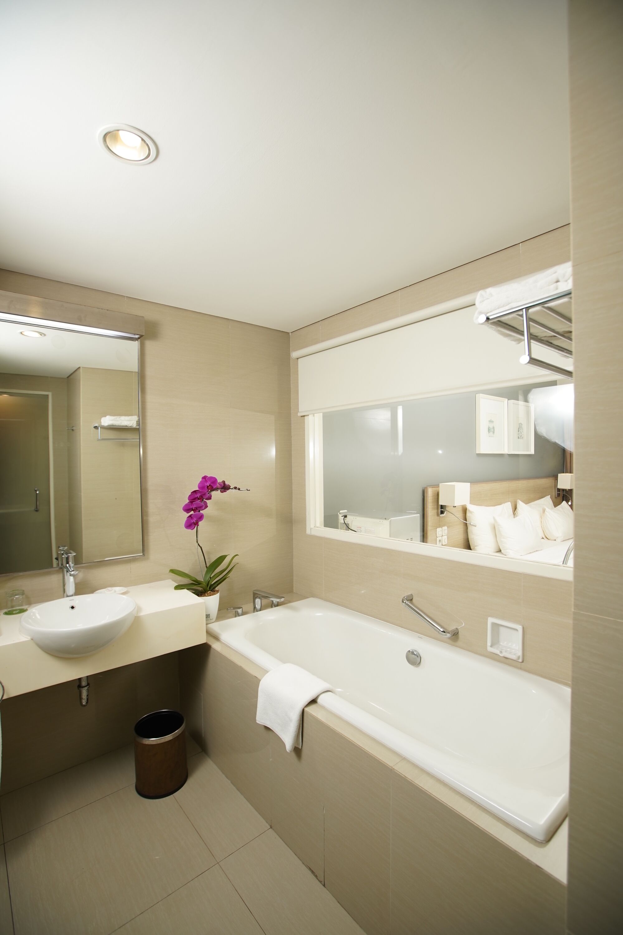 Combined shower/bathtub, free toiletries, hair dryer, bathrobes