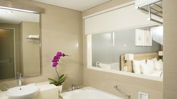 Duschwanne, kostenlose Toilettenartikel, Haartrockner, Bademäntel