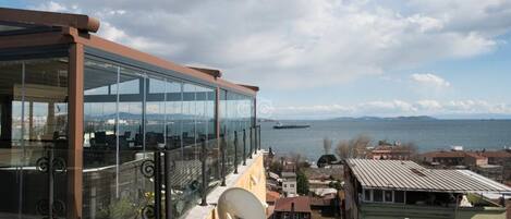 6 Bed Mixed Dorm Room With Shared Bathroom | Terrace/patio