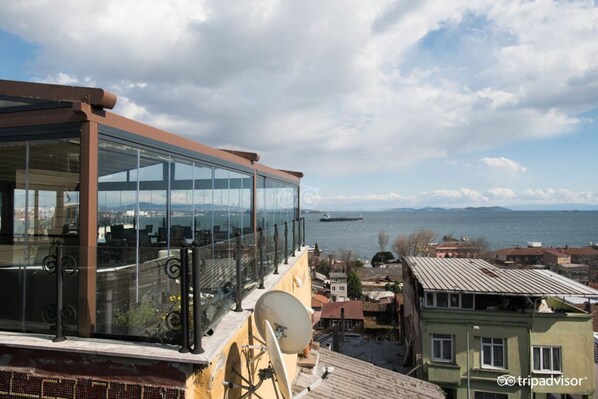 6 Bed Mixed Dorm Room With Shared Bathroom | Terrace/patio - Sultan Hostel & Guesthouse (Istanbul)