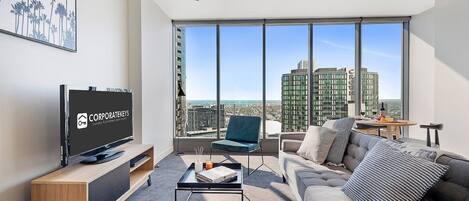 Departamento, 1 habitación | Área de sala de estar | Smart TV de 42 pulgadas con canales vía satélite y televisión