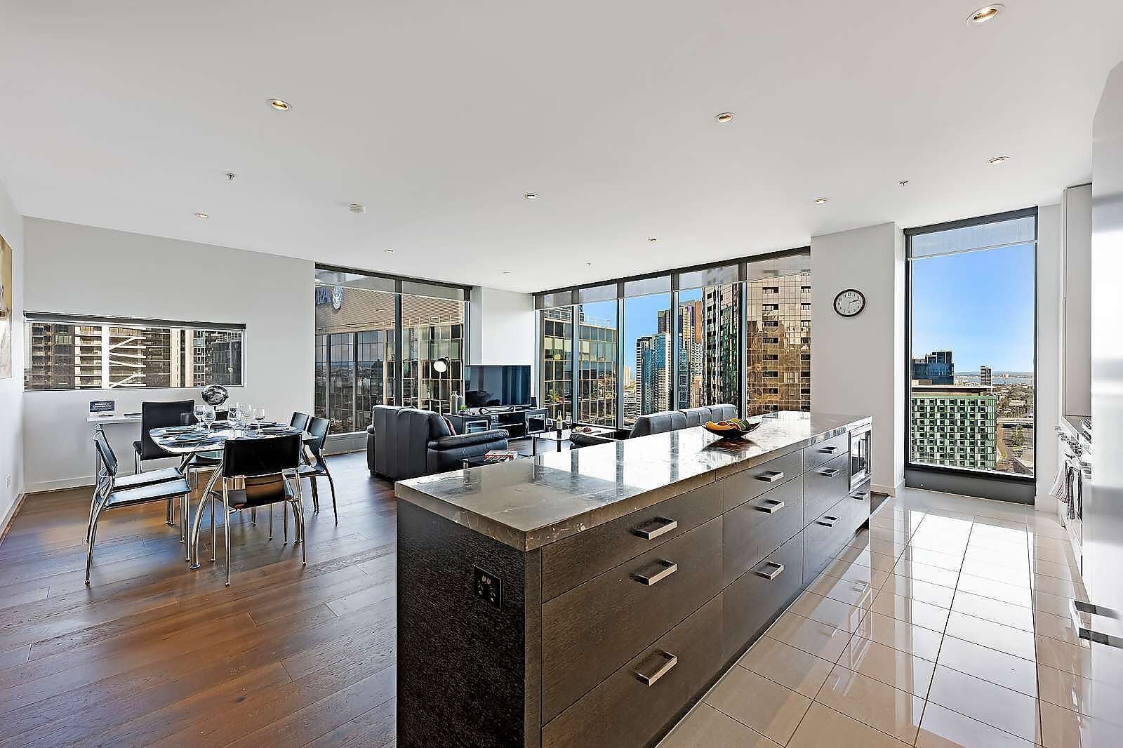 Apartamento, 2 habitaciones | Zona de estar | Smart TV de 42 pulgadas con canales por satélite, una televisión