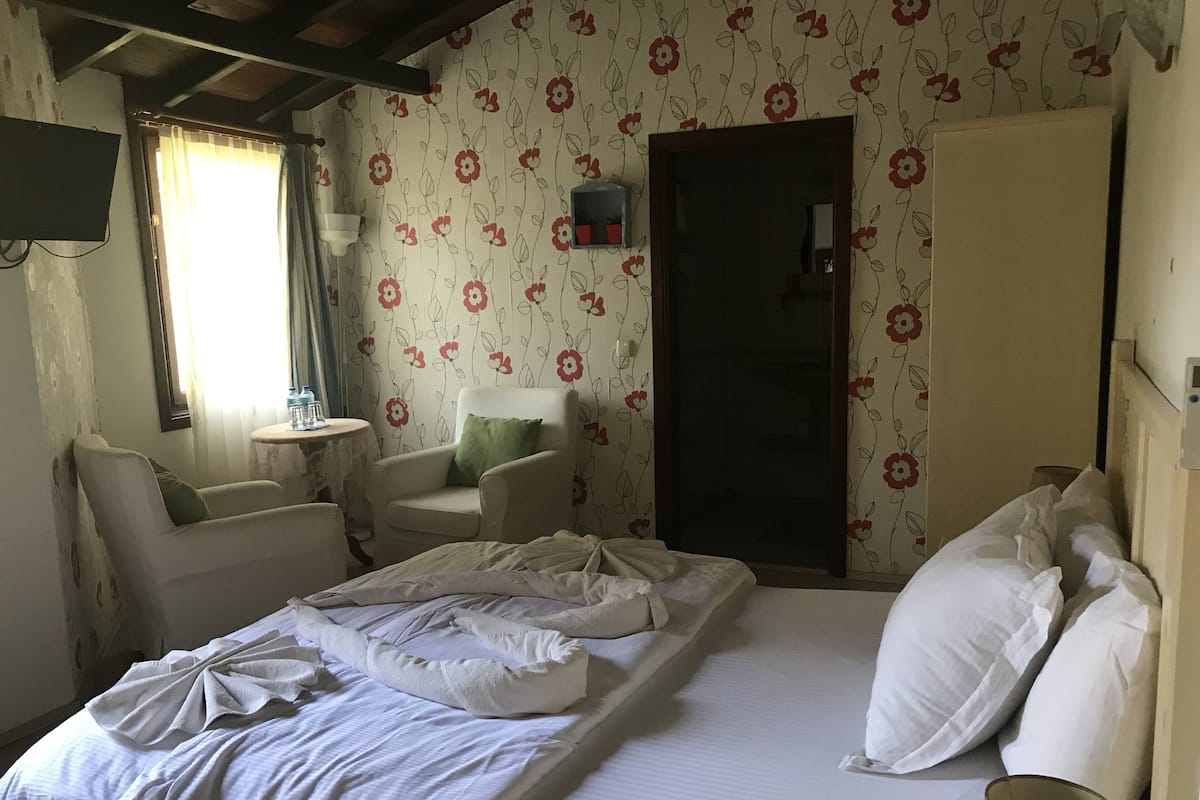Classic Double or Twin Room | Minibar, in-room safe, WiFi (free), bed sheets