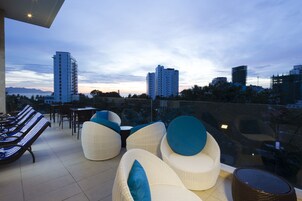 Una piscina techada, una piscina al aire libre