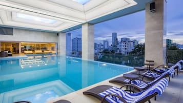 Alberca techada y alberca al aire libre