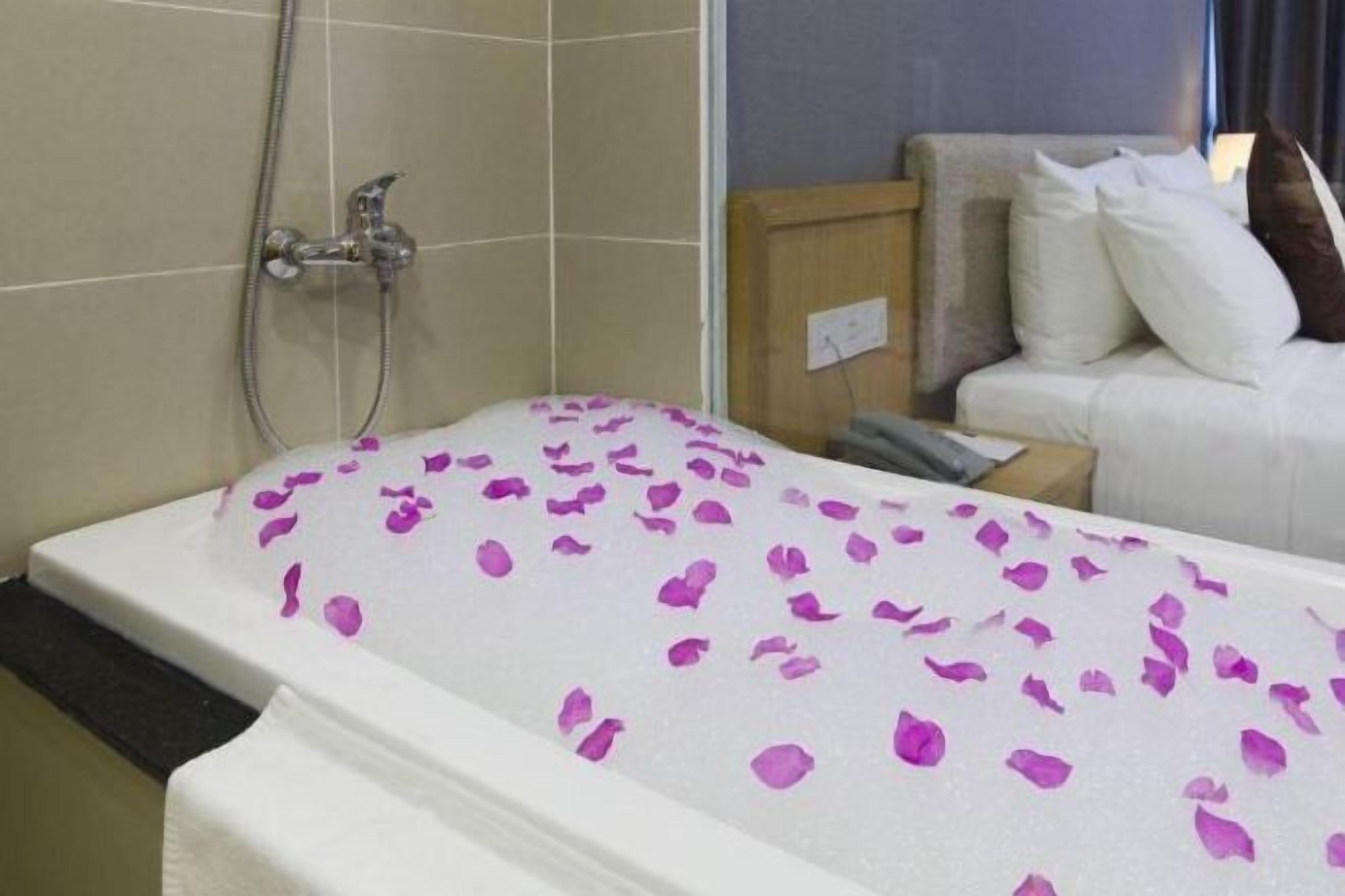 Minibar, brankas, meja kerja, dan kedap suara