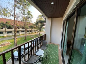 Habitación superior con 2 camas individuales | Escritorio, espacio para trabajar con un portátil, cortinas opacas