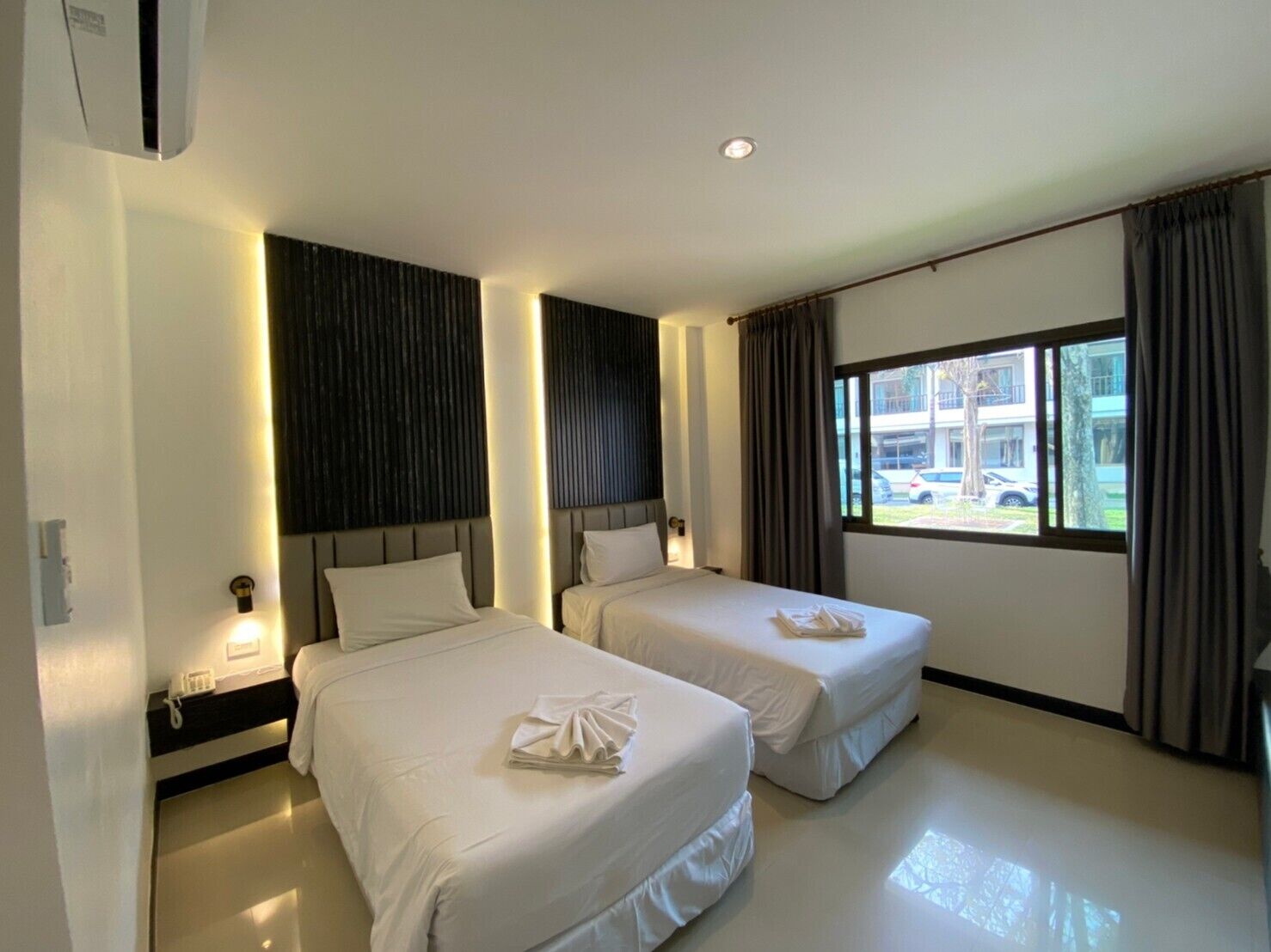 deluxe twin room | 1 bedroom, desk, laptop workspace, blackout curtains