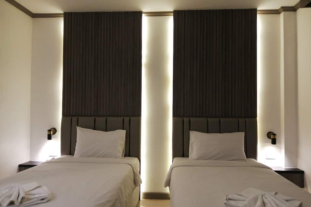 deluxe twin room | 1 bedroom, desk, laptop workspace, blackout curtains