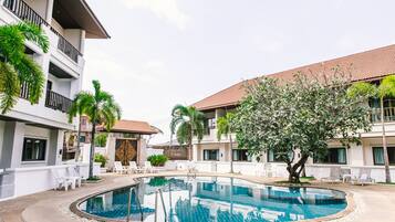 Kolam renang outdoor