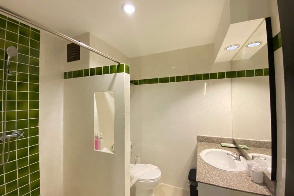deluxe twin room | bathroom | shower, free toiletries, hair dryer, slippers