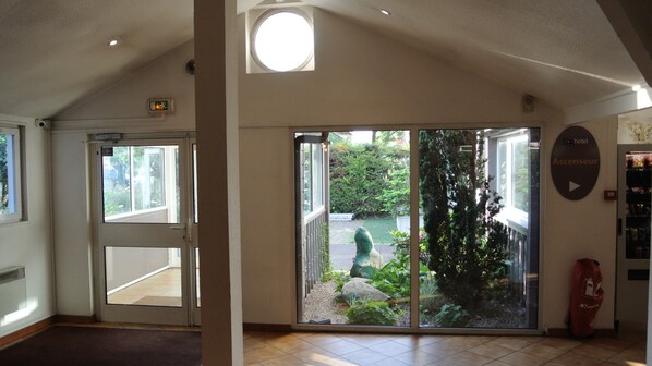 Interior entrance - Egg Hotel Sevran (Sevran)