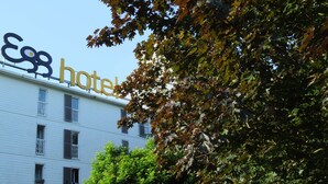 Un hôtel avec une enseigne indiquant « Hôtel E&J ».