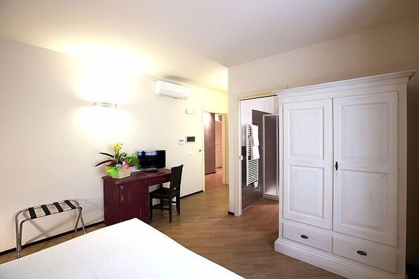 Minibar, desk, soundproofing, cots/infant beds