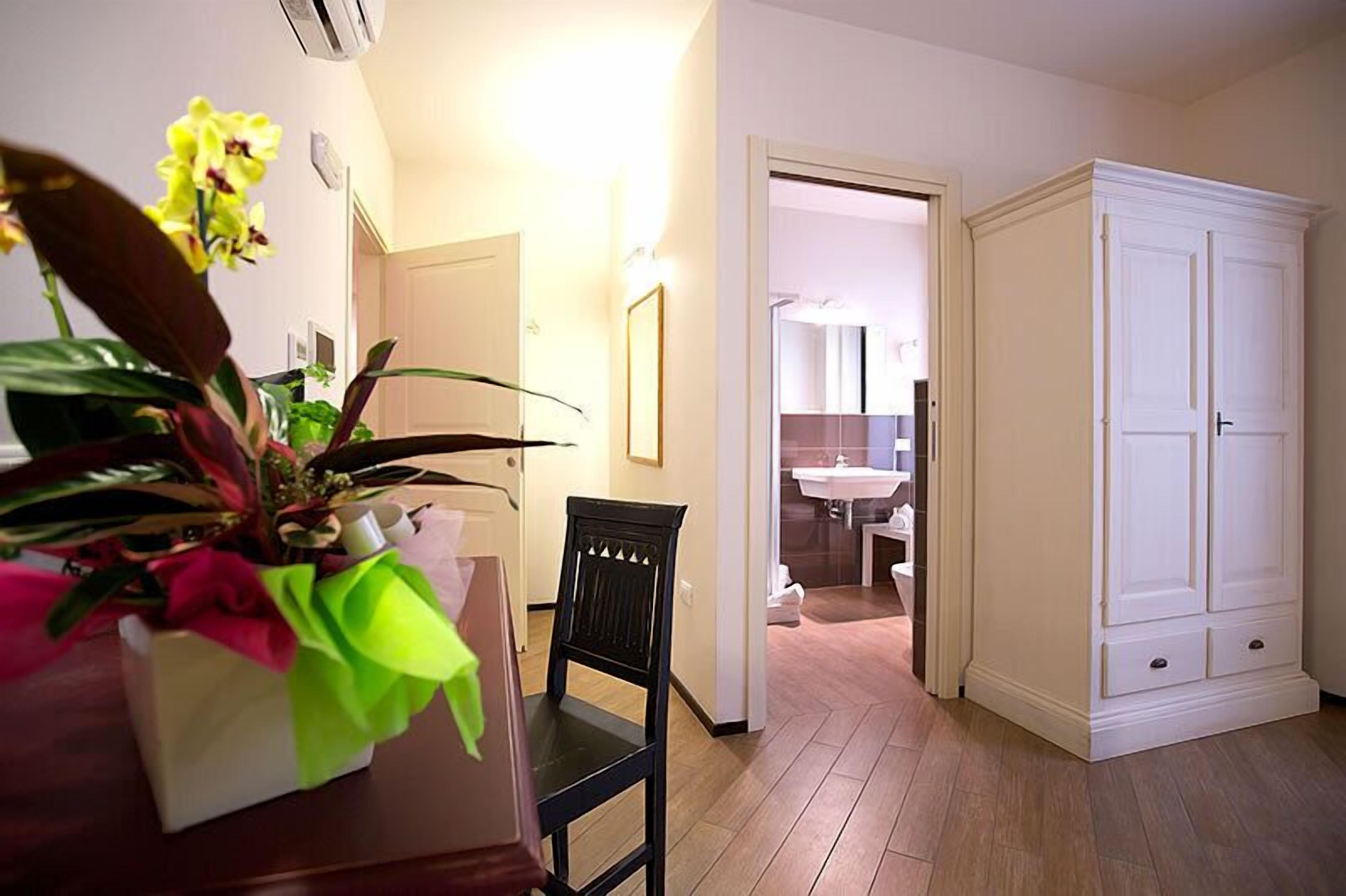 Minibar, bureau, chambres insonorisées, lits bébé (en supplément)