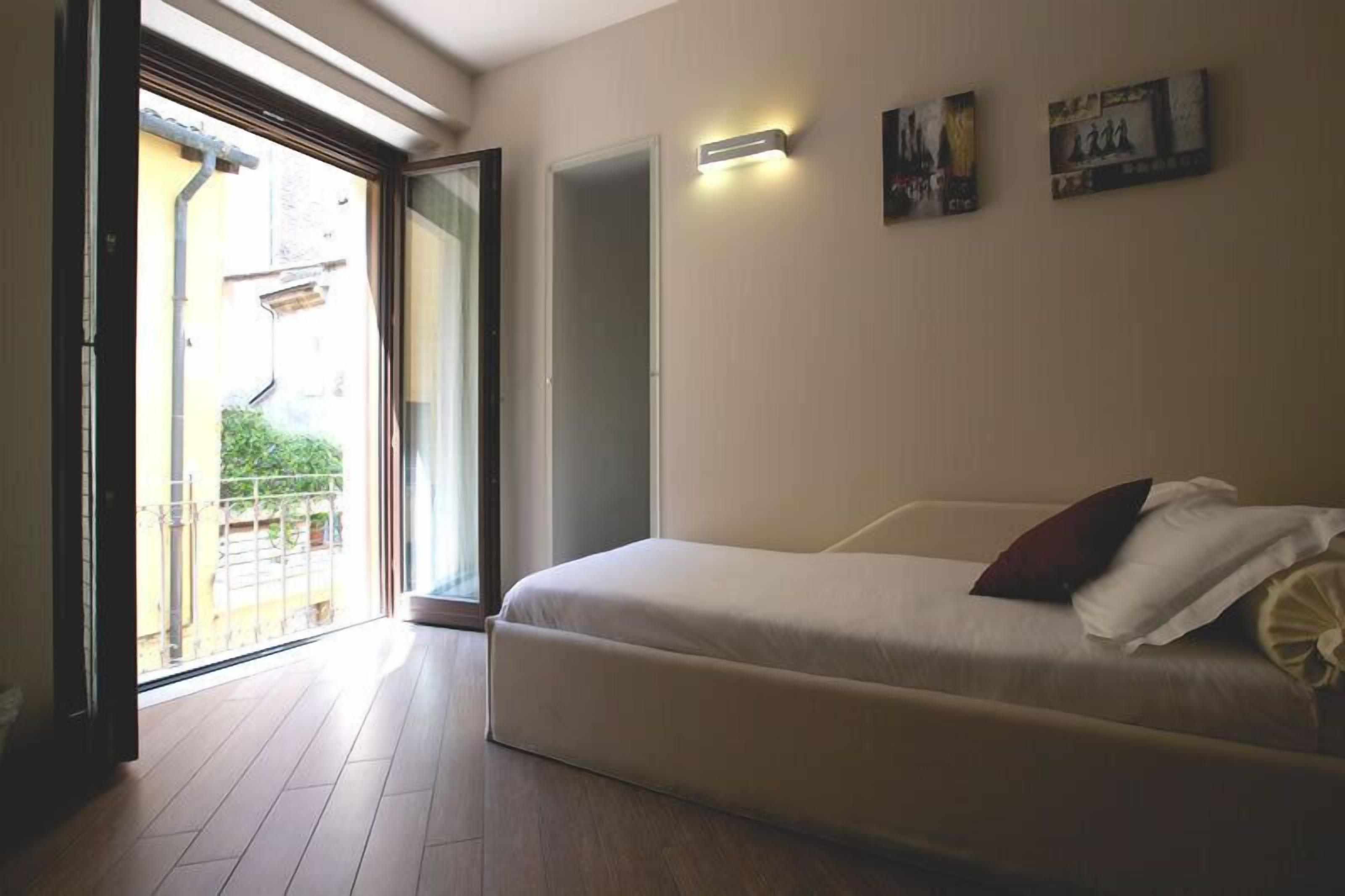 Une chambre à coucher avec un lit, une porte et une fenêtre.
