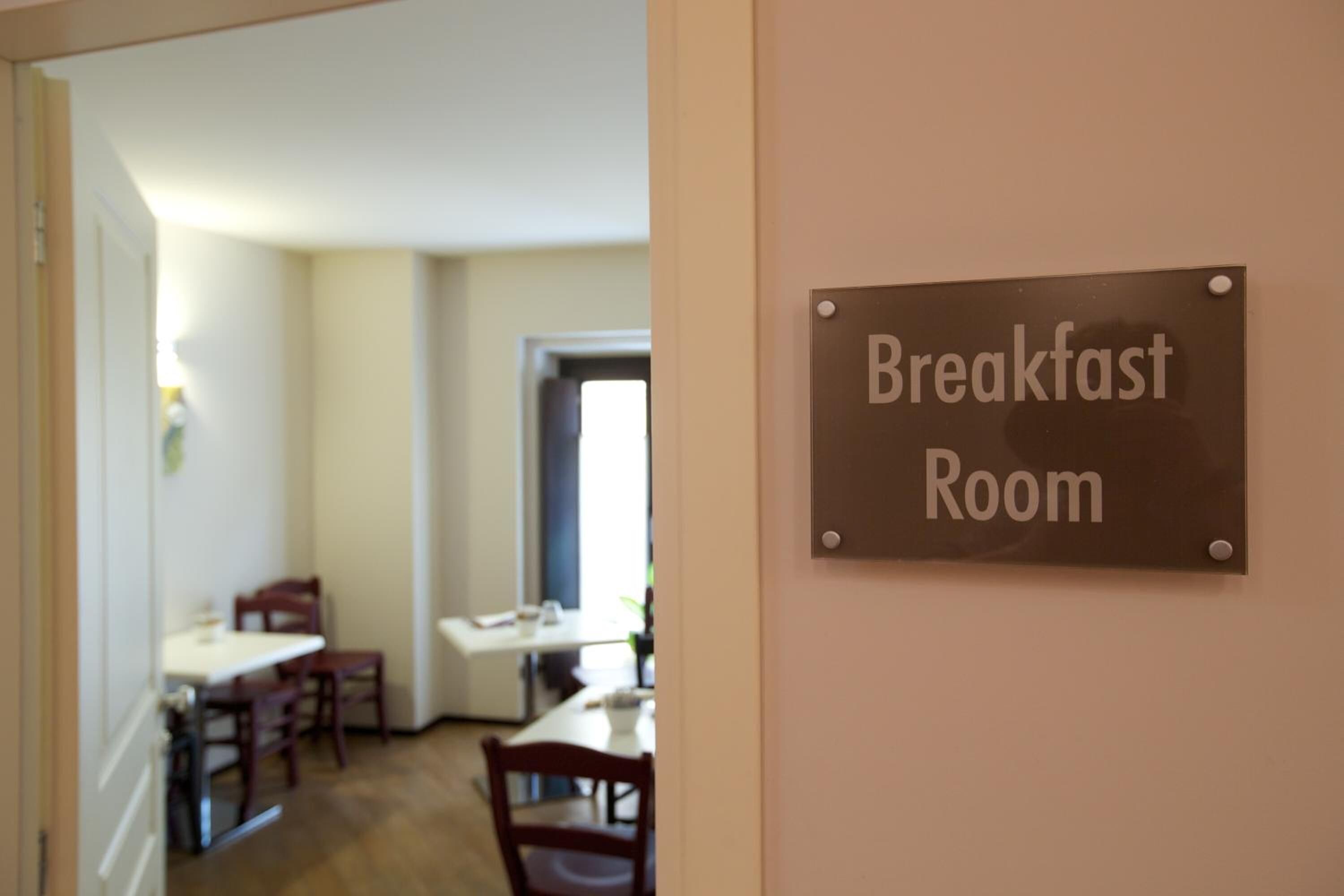 Señal que indica la sala de desayunos de un hotel.