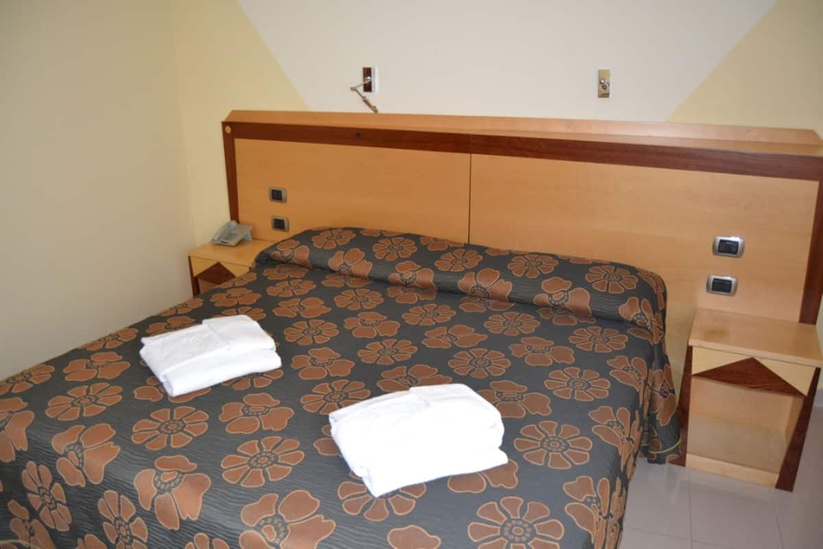 Quarto casal econômico | Frigobar, cofres nos quartos, escrivaninha, Wi-Fi de cortesia