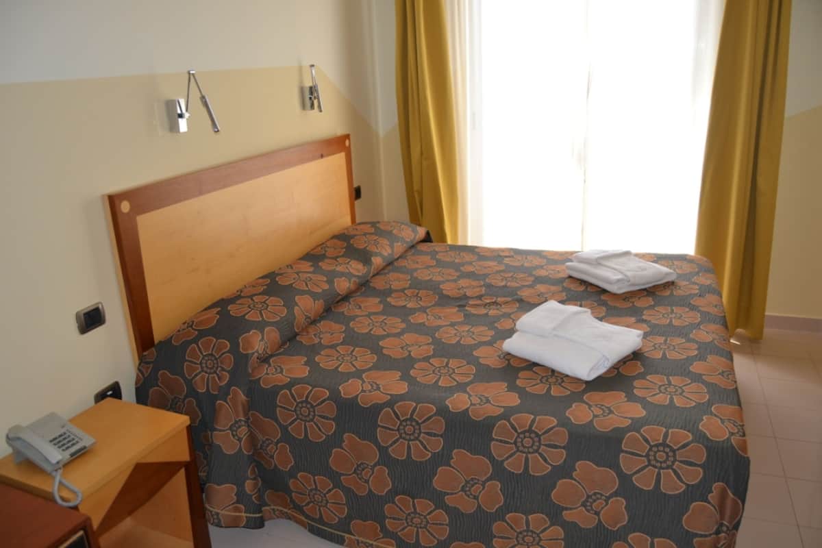 Quarto casal superior, sacada, vista para o mar | Frigobar, cofres nos quartos, escrivaninha, Wi-Fi de cortesia