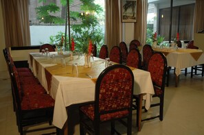 Free daily continental breakfast - Hotel Center Point (Dhaka)