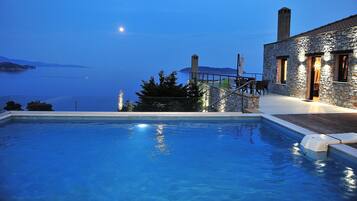 Fachada da propriedade à noite