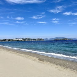 På stranden