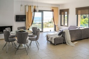 32-inch flat-screen TV with digital channels, TV, DVD player - Golden King (Skiathos)