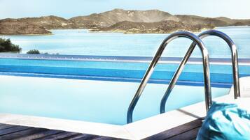 Piscine extérieure, chaises longues