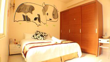 Un dormitorio con cama, armario de madera, mesita de noche y un mural en la pared.