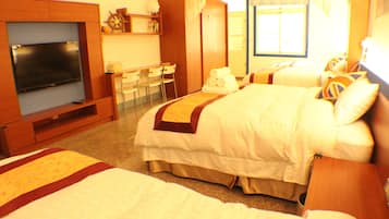 Family Room | Desk, soundproofing, free WiFi, bed sheets