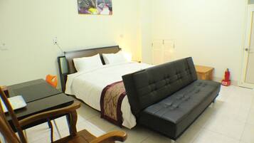 Family Quadruple Room | Desk, soundproofing, free WiFi, bed sheets