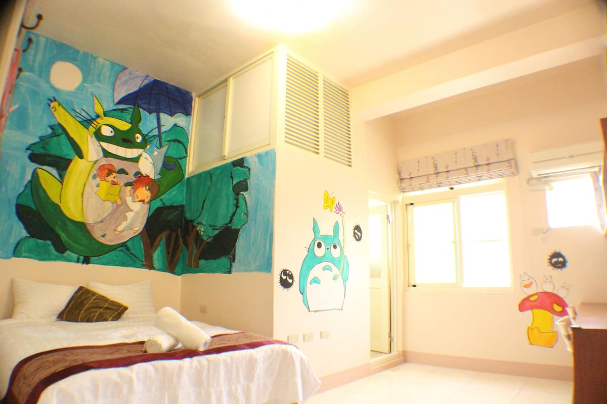 Un dormitorio con cama, un mural grande en la pared y una ventana con persianas.