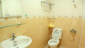 Een badkamer met een wastafel, toilet en douche.