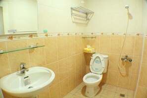 Kamar Quadruple Keluarga | Kamar mandi | Shower, pengering rambut, sandal, dan handuk