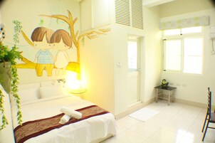 Desk, soundproofing, free WiFi, bed sheets