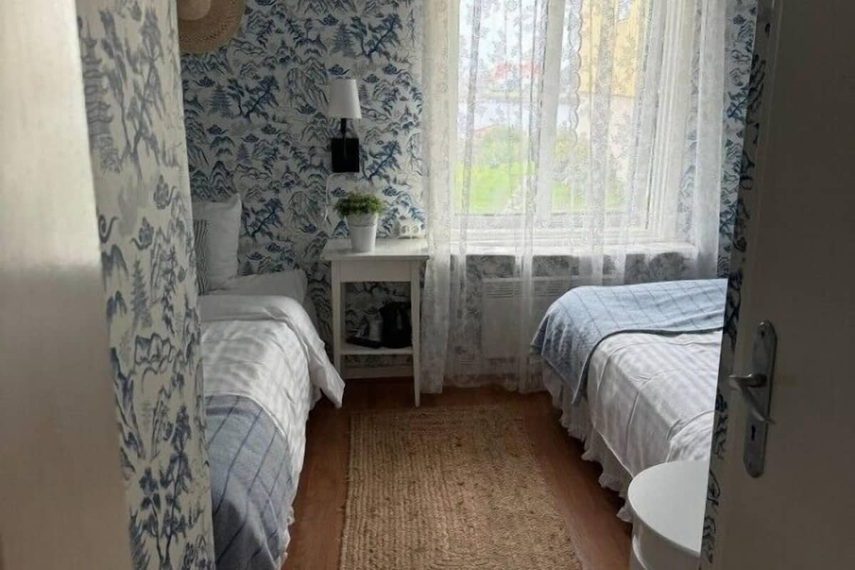Small Twin Room | 高級寝具、デスク、遮光カーテン、アイロン / アイロン台