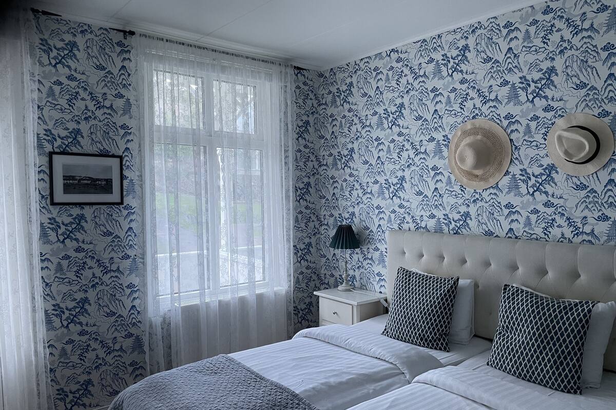 Small Double Room | 高級寝具、デスク、遮光カーテン、アイロン / アイロン台