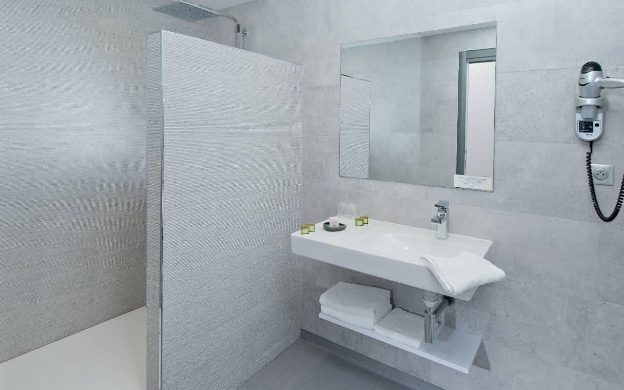 Een douche, een regendouche, gratis toiletartikelen, handdoeken