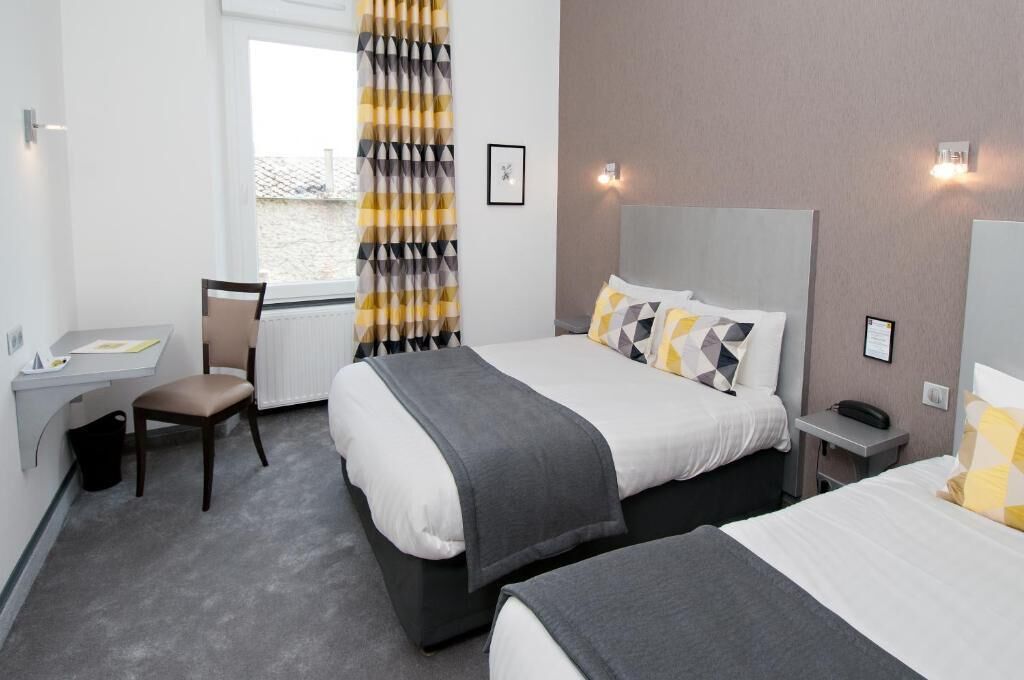 Desk, soundproofing, free WiFi, bed sheets