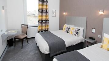 Comfort driepersoonskamer | Een bureau, geluiddichte muren, gratis wifi, beddengoed