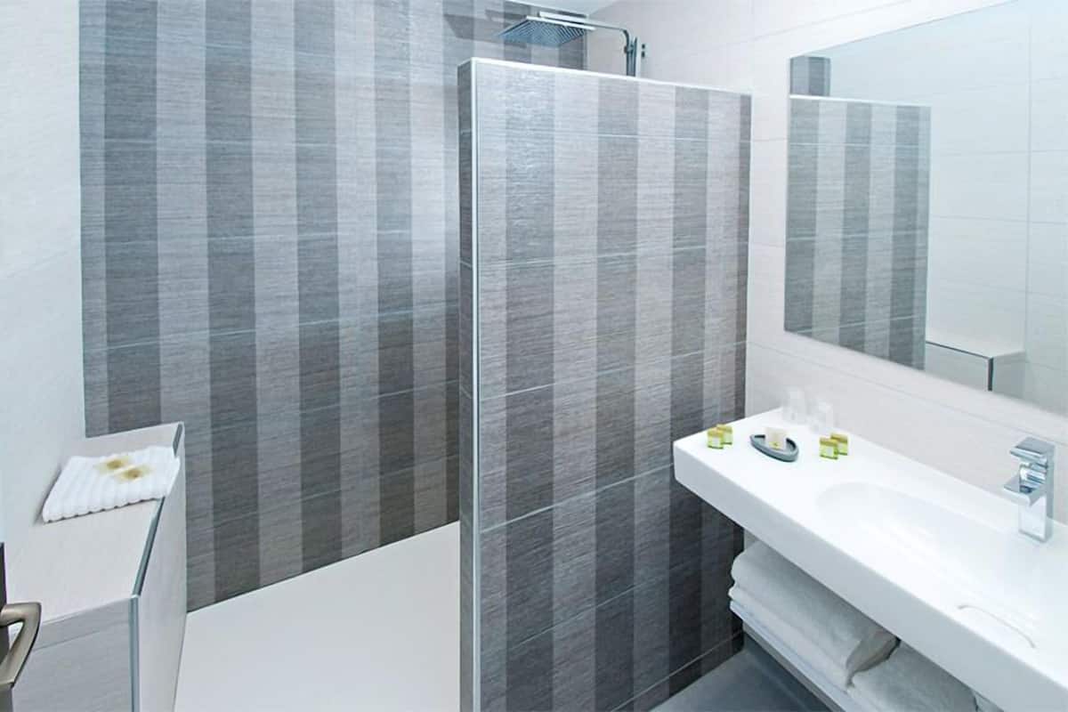 Shower, rainfall showerhead, free toiletries, towels