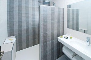Shower, rainfall showerhead, free toiletries, towels - Hôtel Nougier (Fursac)