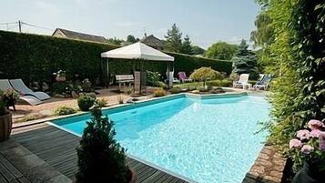 Outdoor pool, sun loungers