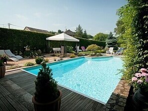 Utomhuspool och solstolar