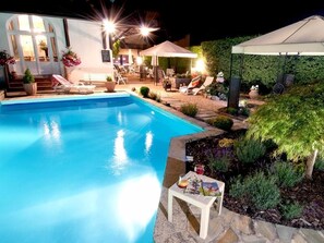 Alberca al aire libre y camastros 