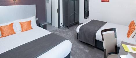 Family Quadruple Room | Desk, soundproofing, WiFi (free), bed sheets