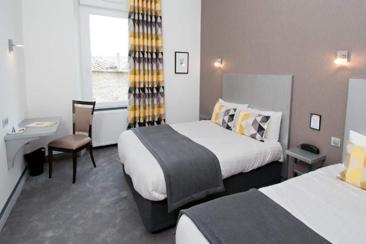 Comfort Triple Room | Desk, soundproofing, free WiFi, bed sheets