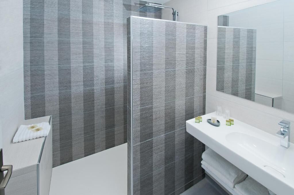 Comfort Double Room | Bathroom | Shower, rainfall showerhead, free toiletries, towels